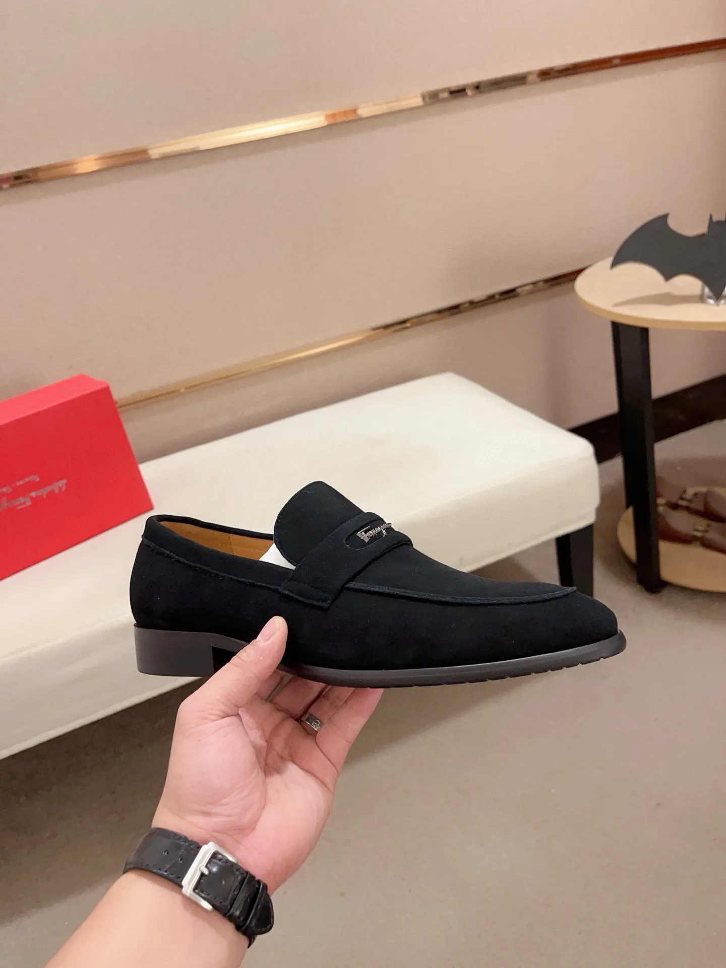 Men's shoes💰: 520💰 High version Ferragamo quality! 🆕🆕Exclusive hot-selling products in stock🔥🔥New products on the shelves, high-quality shoes, high-end driving shoes, with complete packaging! 💪 💪 Material: imported patented cowhide 🐂 + imported high-quality water-dyed cowhide lining + wear-resistant outsole 👍🏻👍🏻 Features: high-end and comfortable, purely handmade 🚀 🚀 Create the perfect shoes that suit you best 🔥 🔥 Size: (38-44) Can be customized 45 non-returnable!